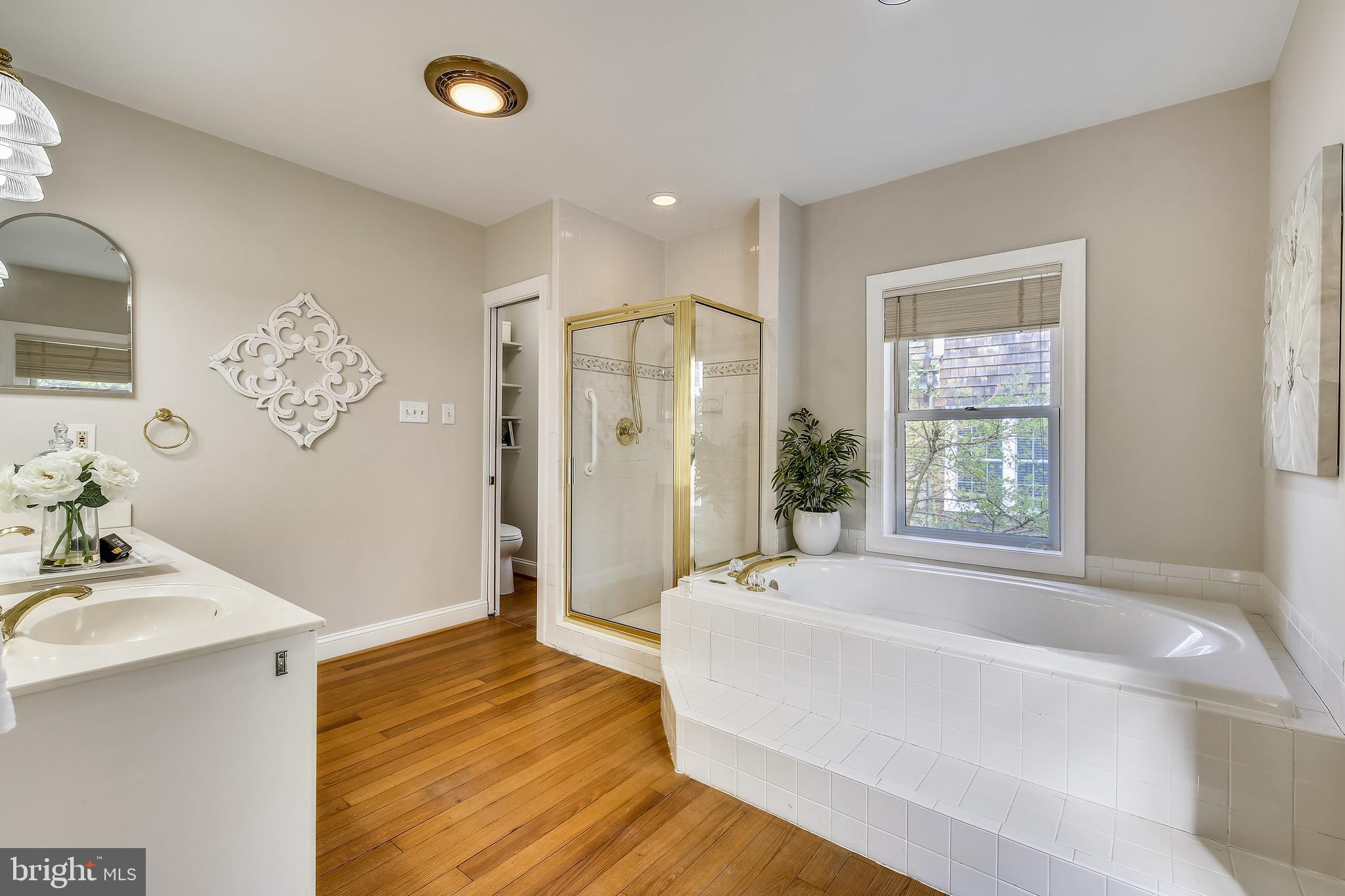 421 Kent Square Road Gaithersburg, MD 20878 - Photo 28 of 78 En-suite primary bath