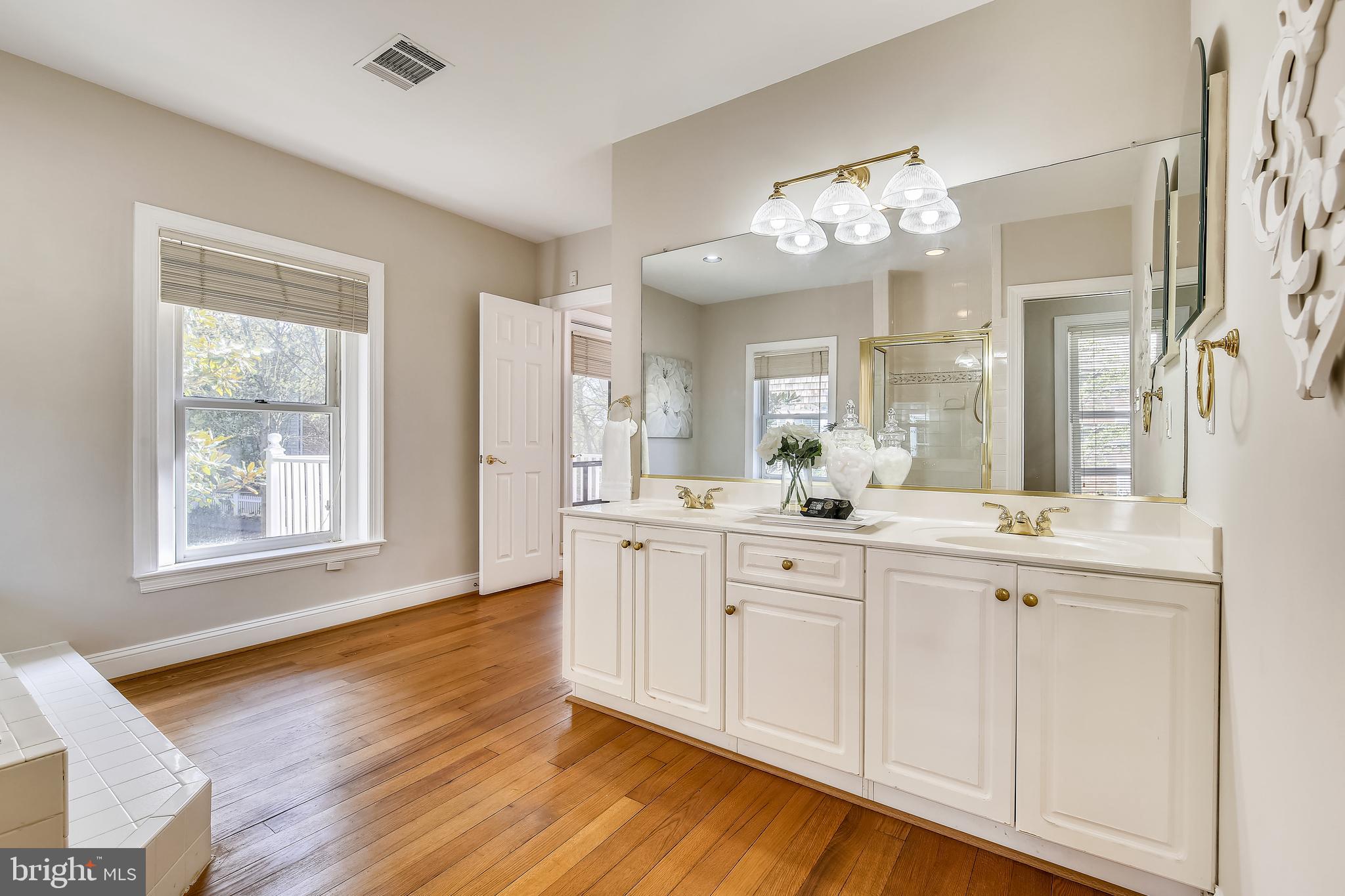 421 Kent Square Road Gaithersburg, MD 20878 - Photo 32 of 78 Spacious en-suite primary bath
