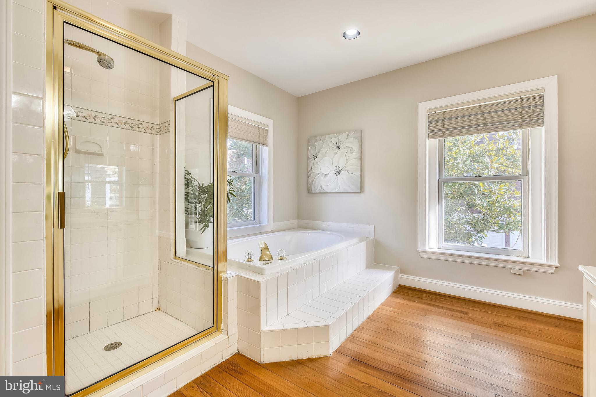 421 Kent Square Road Gaithersburg, MD 20878 - Photo 33 of 78 En-suite primary bath w/soaking tub