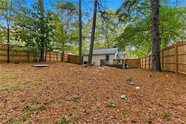a view of a house with backyard
