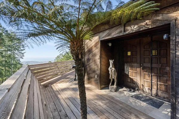 a view of a pathway of a house