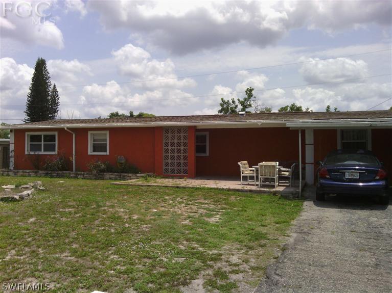a view of a house with backyard and porch