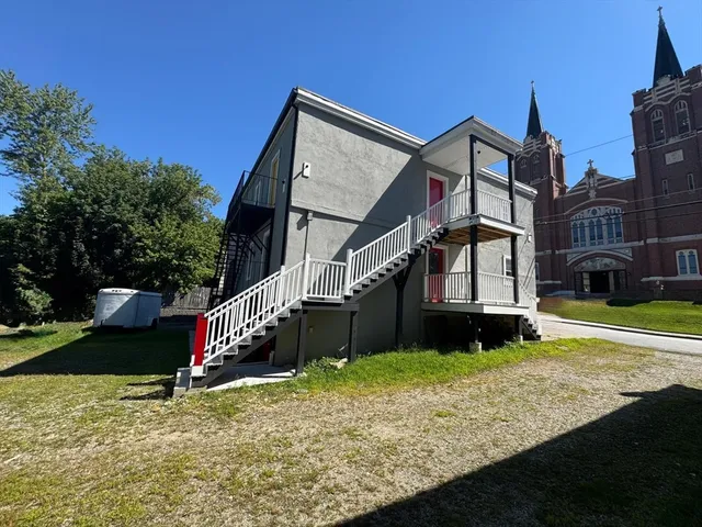 a view of a house with a yard