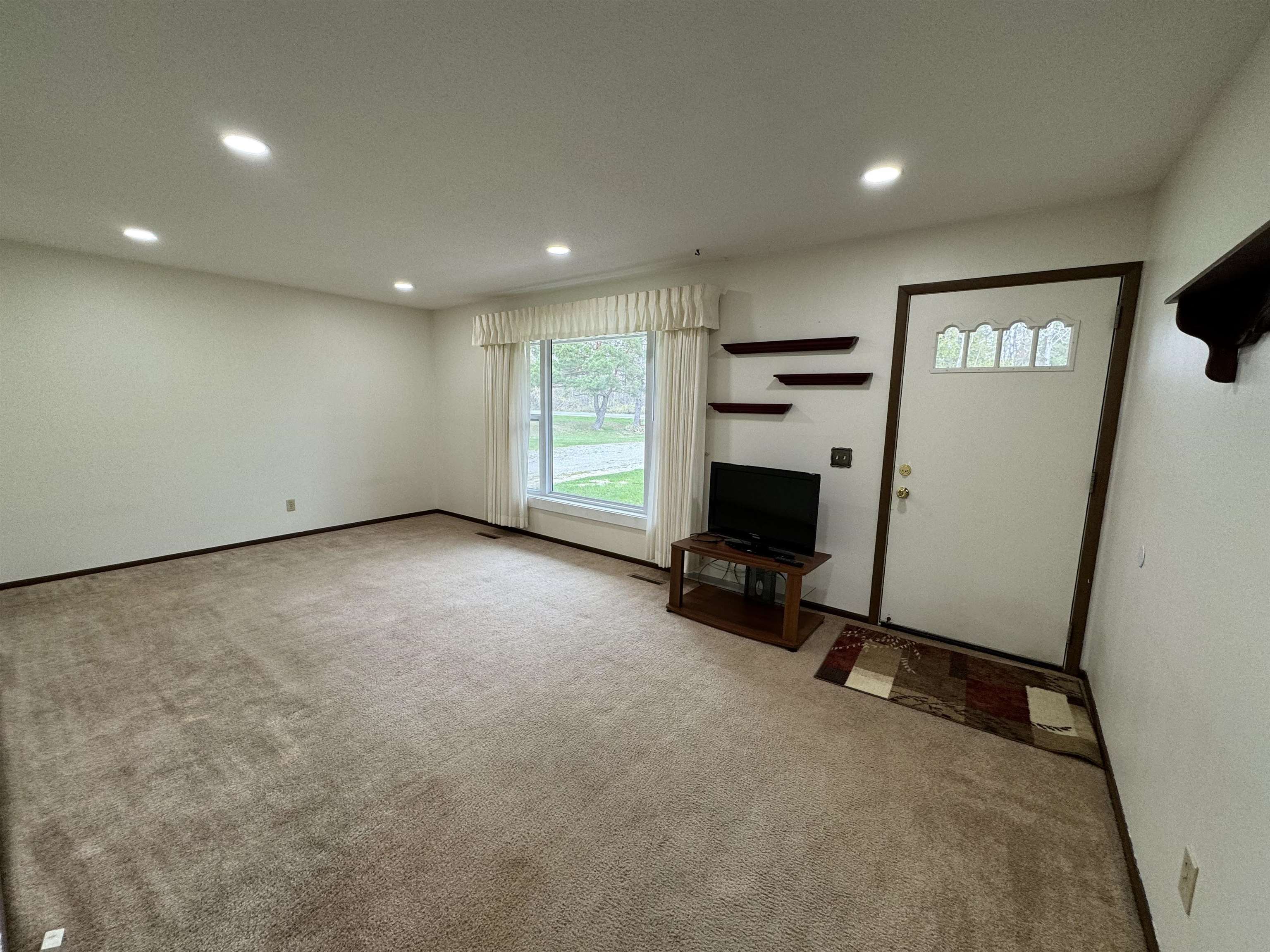 4075 West Pratt Lake Road Gladwin, MI 48624 - Photo 3 of 31