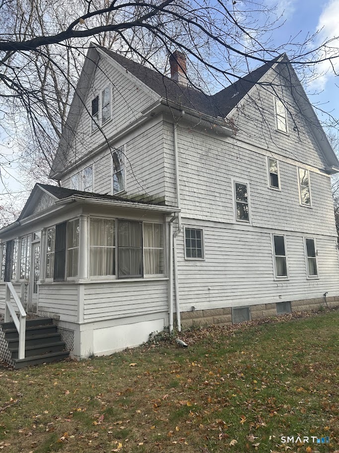 a view of a house with a yard
