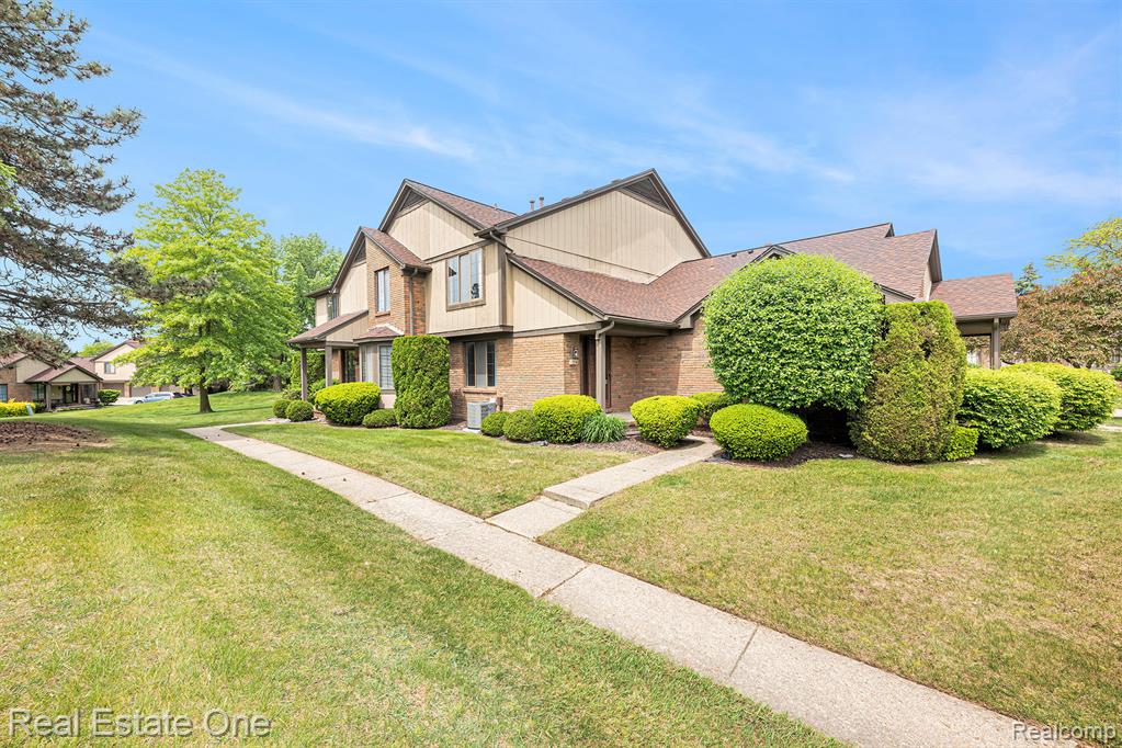 114 Meadow Ln Circle, Unit 30 Rochester Hills, MI 48307 - Photo 1 of 19