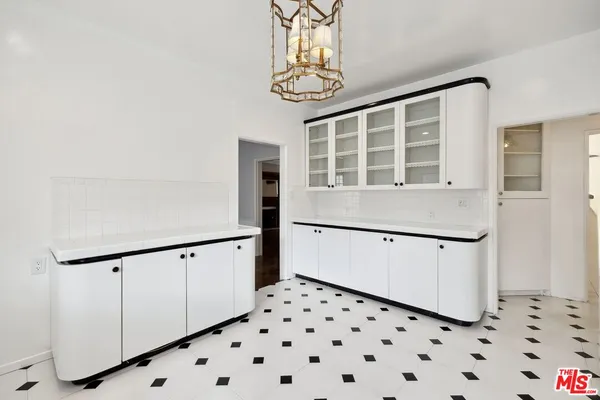 $5,750 | 110 North Flores Street, Los Angeles, CA 90048