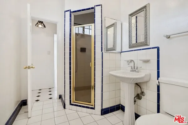 $5,750 | 110 North Flores Street, Los Angeles, CA 90048