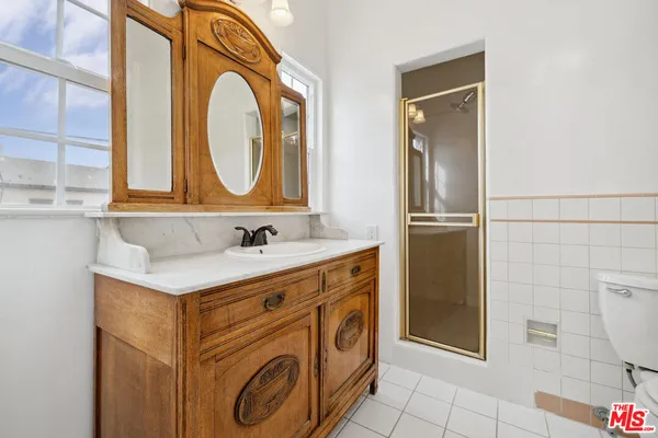 $5,750 | 110 North Flores Street, Los Angeles, CA 90048