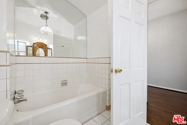 $5,750 | 110 North Flores Street, Los Angeles, CA 90048