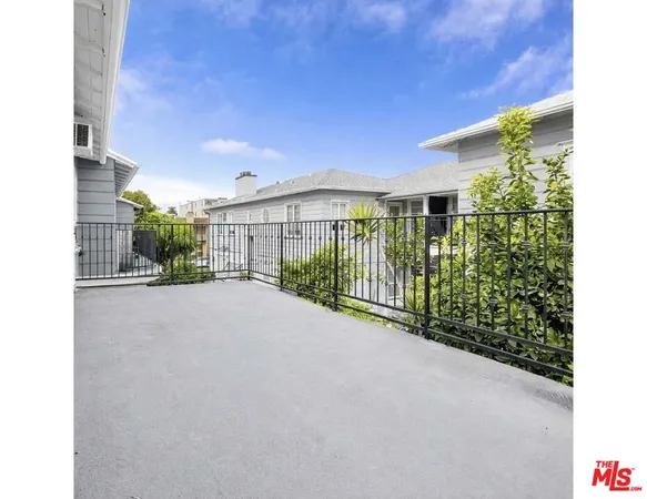 $5,750 | 110 North Flores Street, Los Angeles, CA 90048