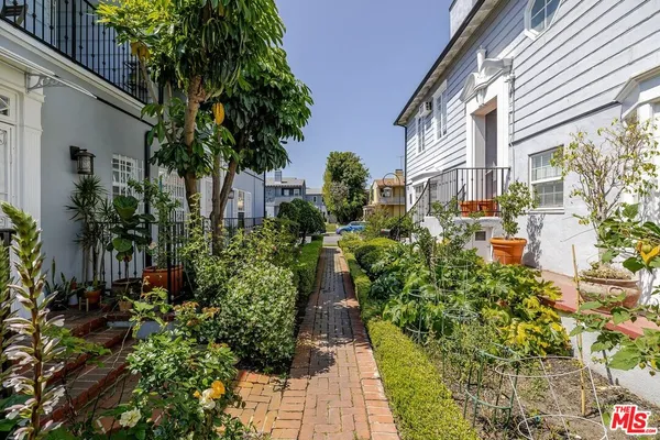 $5,750 | 110 North Flores Street, Los Angeles, CA 90048