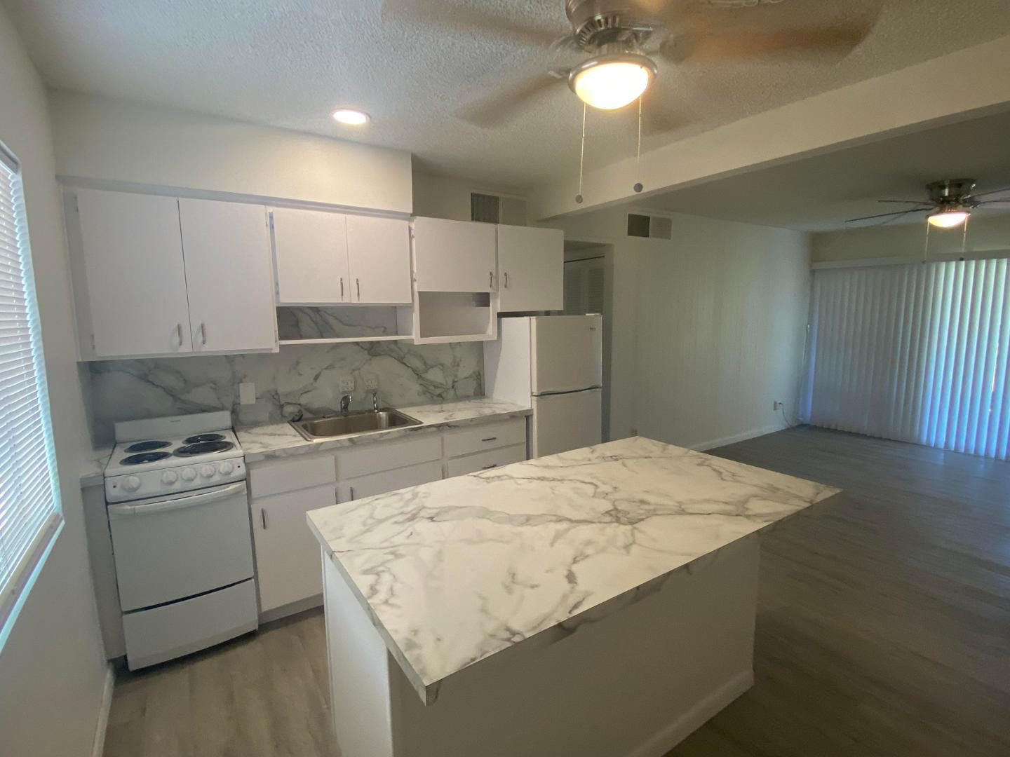 4140 East Cliffside Trail, Unit G Rimrock, AZ 86335 - Photo 23 of 25 a kitchen with a stove a sink and a refrigerator