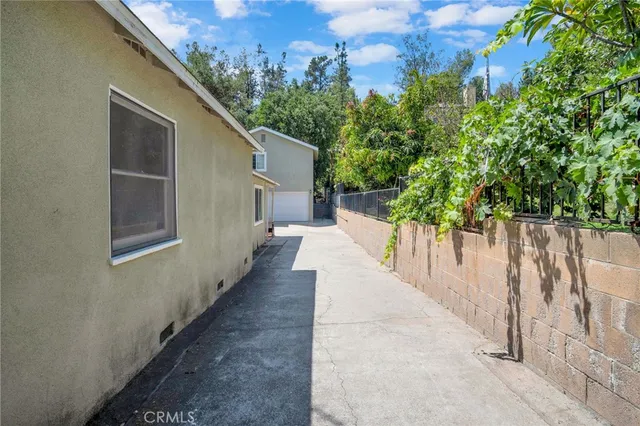 a view of a house with a backyard
