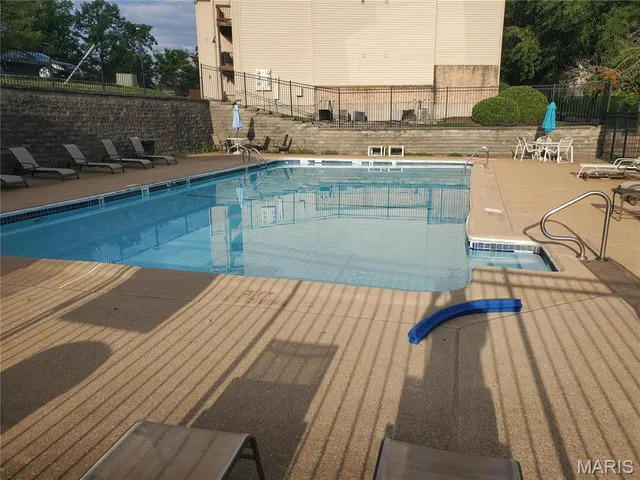 $1,295 | 17052 Sandalwood Creek Drive, Unit E, Ballwin, MO 63011