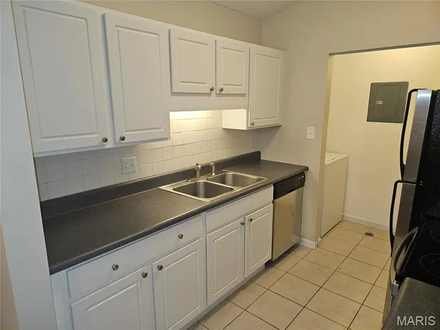 $1,295 | 17052 Sandalwood Creek Drive, Unit E, Ballwin, MO 63011