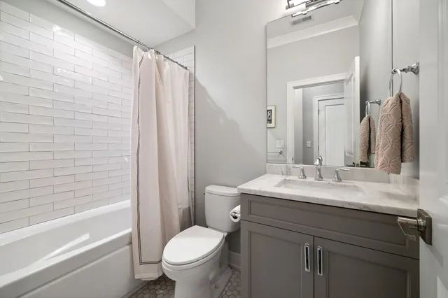 $715,000 | 1341 West George Street, Unit 2, Chicago, IL 60657