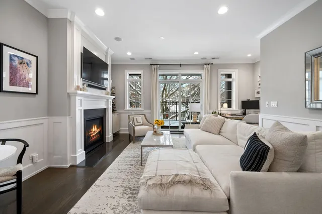 $715,000 | 1341 West George Street, Unit 2, Chicago, IL 60657