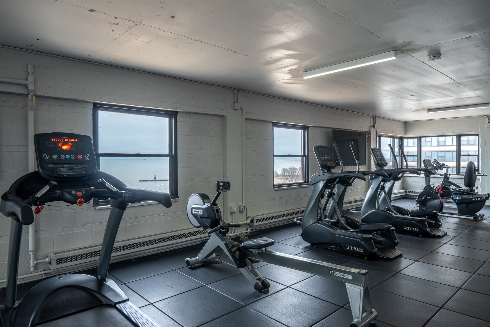 5815 North Sheridan Road, Unit 706 Chicago, IL 60660 - Photo 10 of 12 a view of a room with gym equipment