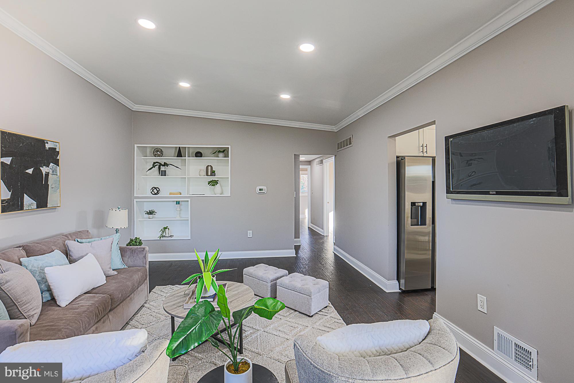 6853 Queens Ferry Road Baltimore, MD 21239 - Photo 13 of 53 Living Room