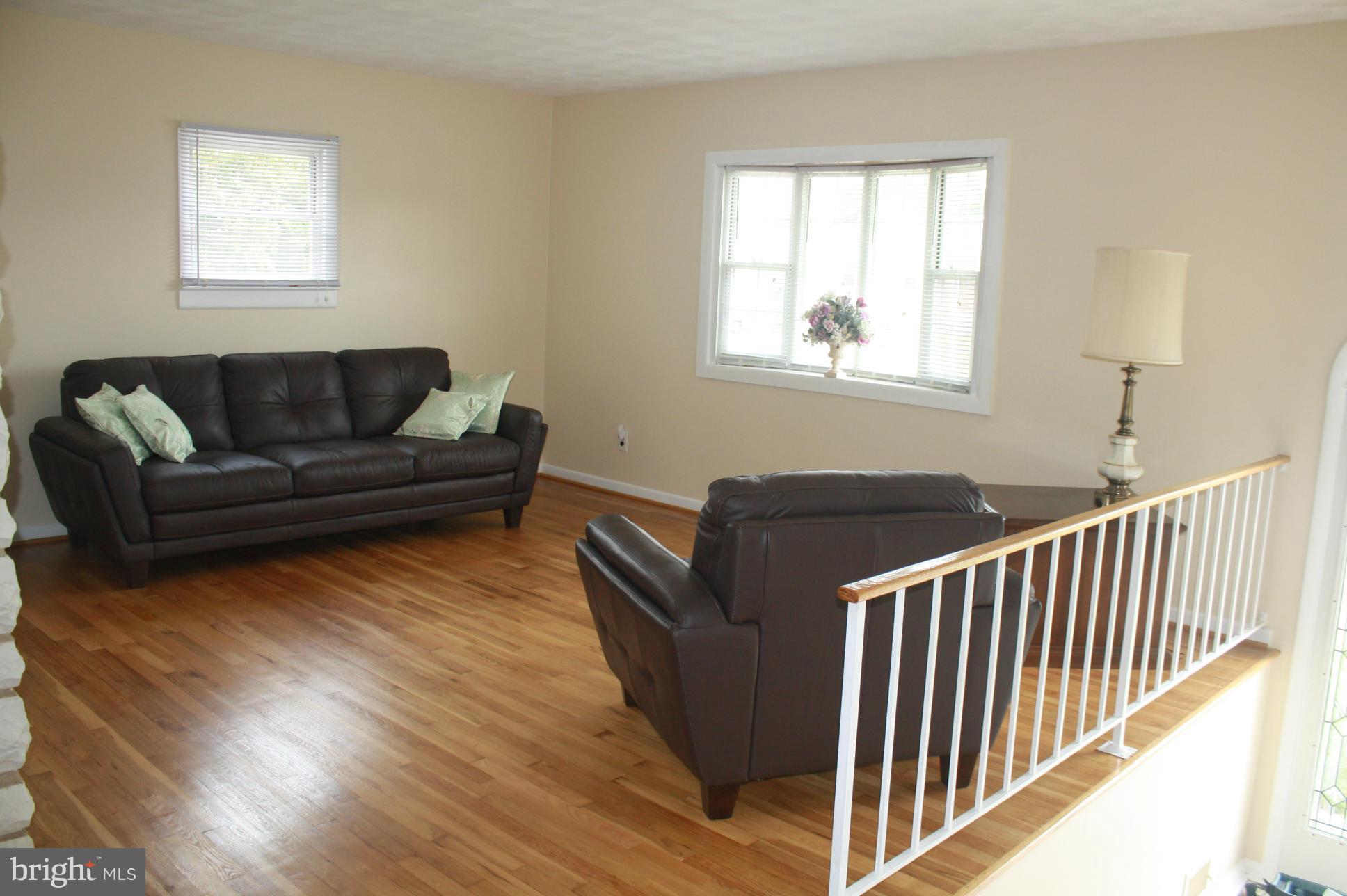 514 Nollmeyer Road Baltimore, MD 21220 - Photo 4 of 26 Living Room