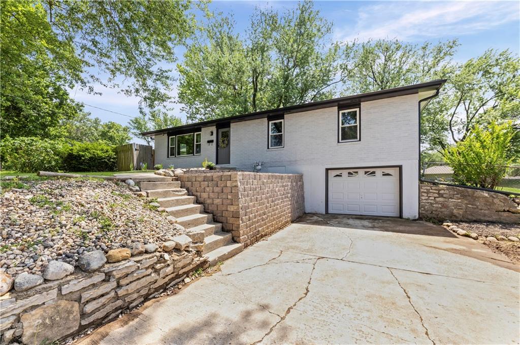 13101 Northwest Porter Road Parkville, MO 64152 - Photo 3 of 44
