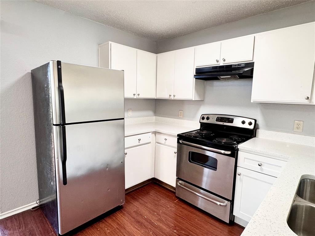 6723 Ambercrest Drive Arlington, TX 76002 - Photo 7 of 31 a kitchen with a stove a refrigerator and a cabinets