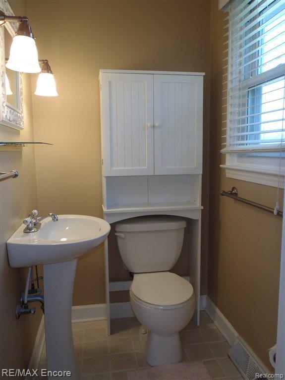 9050 Eaton Road Davisburg, MI 48350 - Photo 13 of 19 Master bedroom half bath