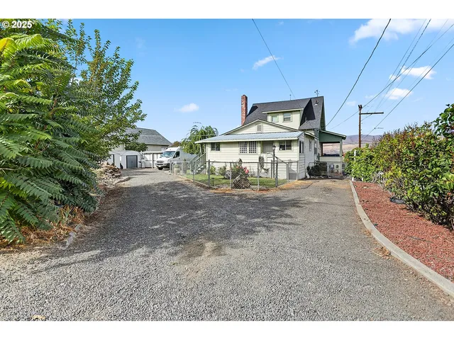 $630,000 | 1022 East 10th Street, The Dalles, OR 97058