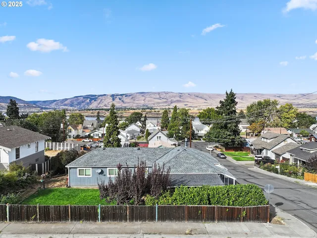 a view of houses with a street