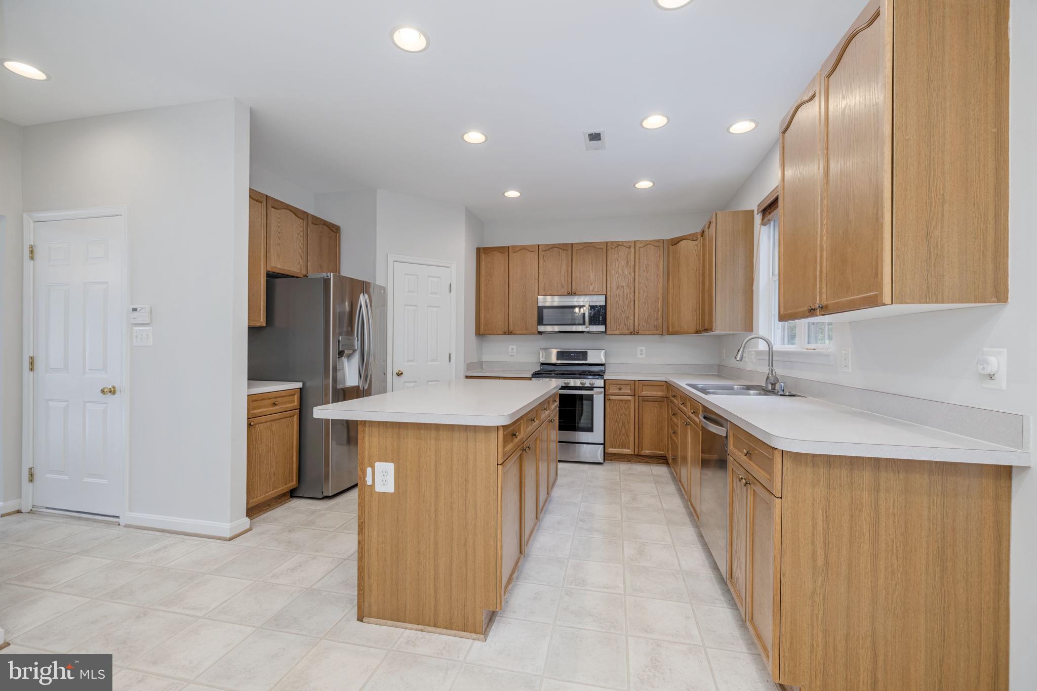 6090 Deer Ridge Trail Springfield, VA 22150 - Photo 13 of 57 Kitchen