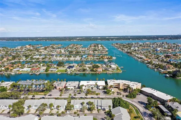 $2,000 | 11655 3rd Street East, Unit 19, Treasure Island, FL 33706