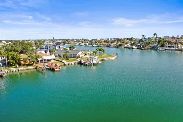 $2,200 | 11655 3rd Street East, Unit 19, Treasure Island, FL 33706