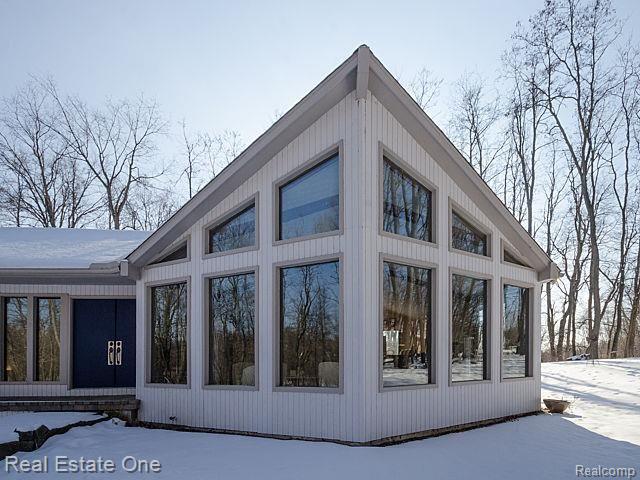 7555 Rattalee Lake Road Clarkston, MI 48348 - Photo 3 of 41 Large windows with an up north feel.