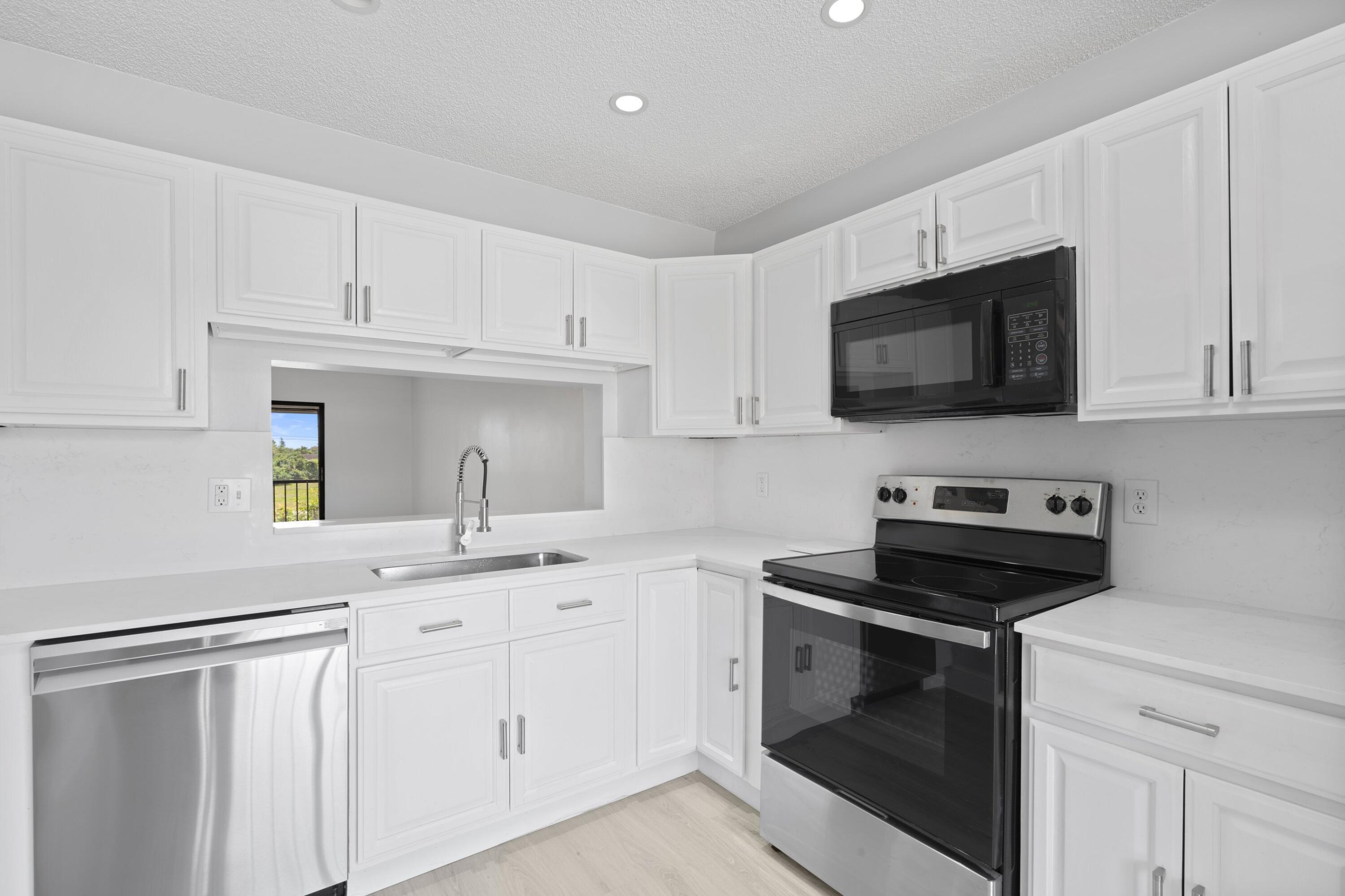 350 Club Circle, Unit 208 Boca Raton, FL 33487 - Photo 6 of 15 6