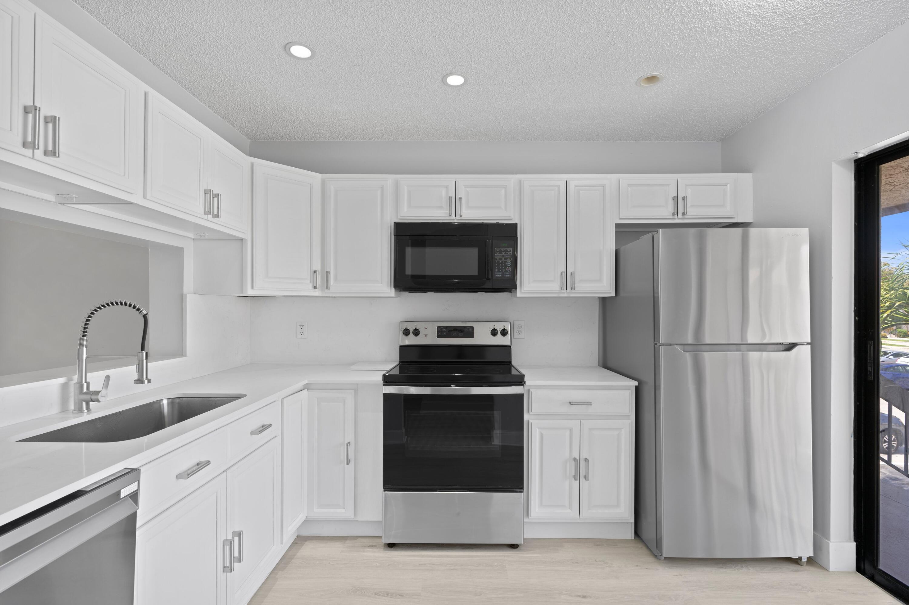 350 Club Circle, Unit 208 Boca Raton, FL 33487 - Photo 7 of 15 7