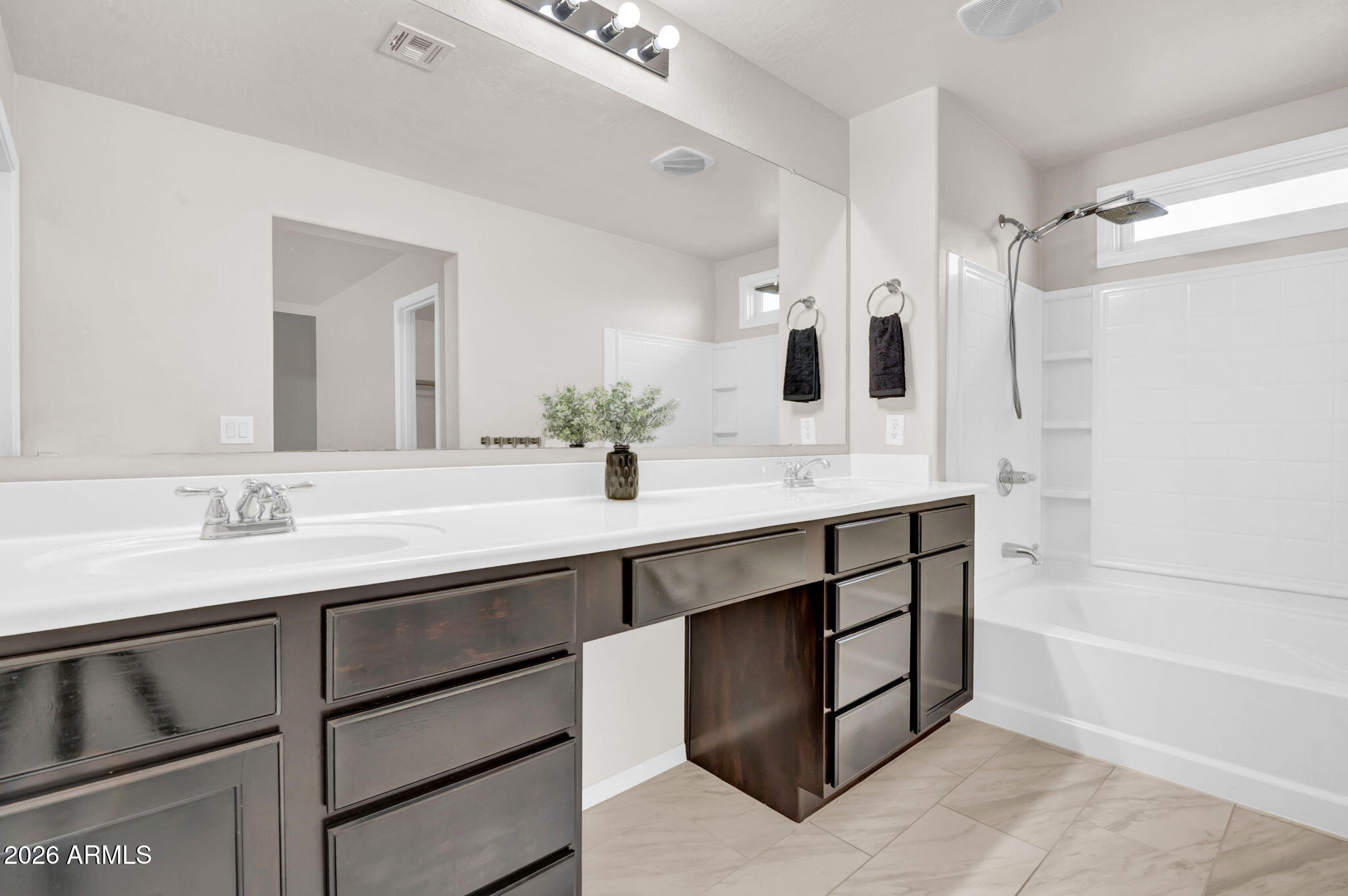 2346 East Pecan Road Phoenix, AZ 85040 - Photo 23 of 31 Primary Full Bathroom