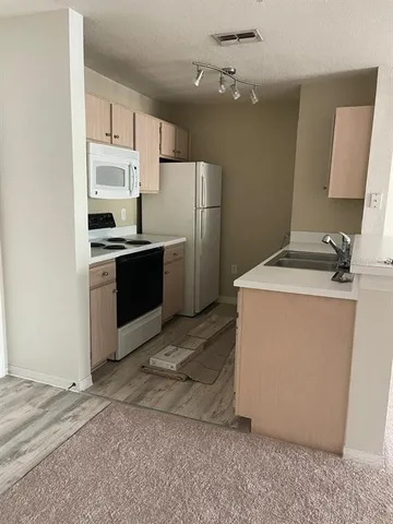 $169,900 | 5447 Vineland Road, Unit 1207, Orlando, FL 32811