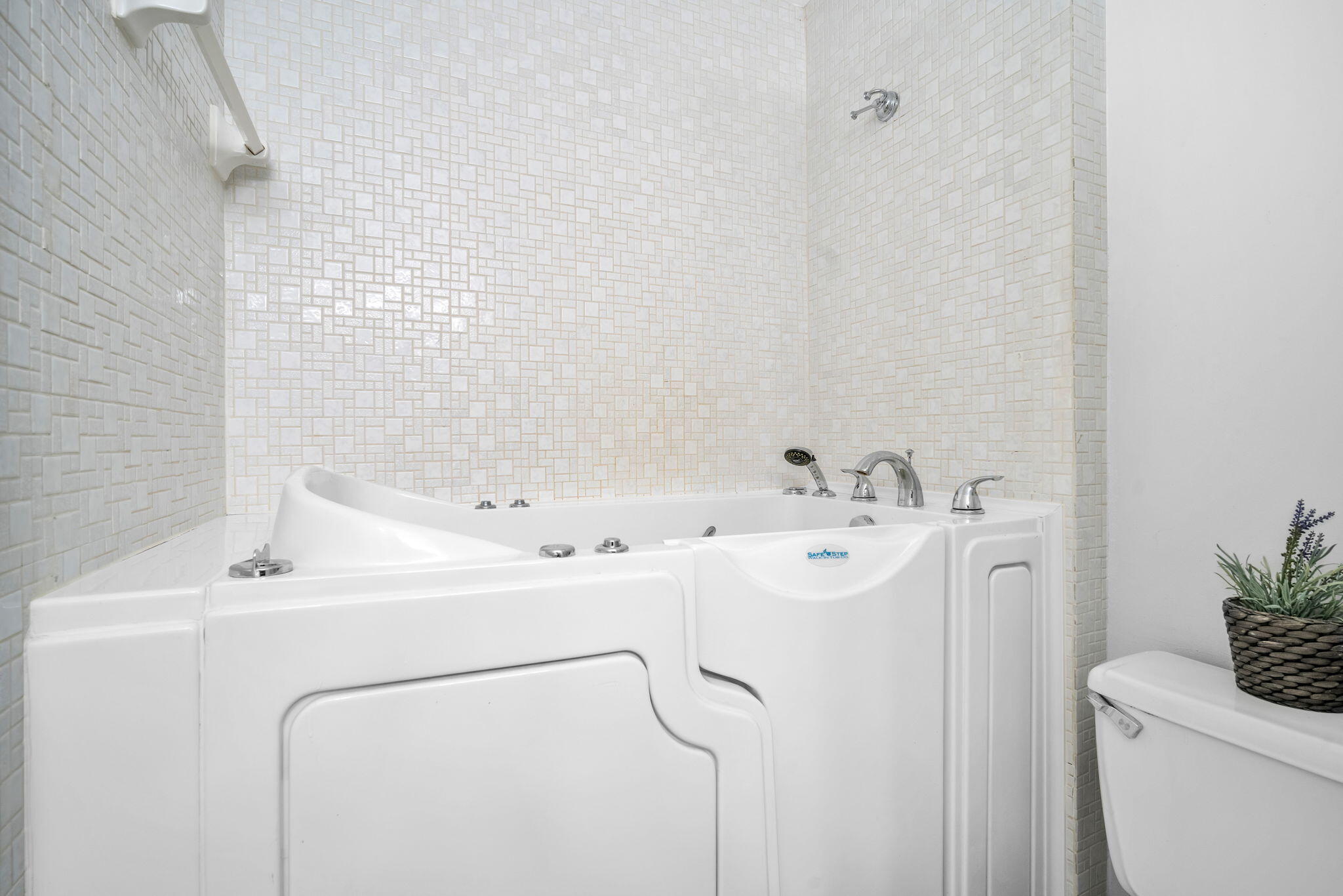 302 Cambridge Road, Unit 235 Hollywood, FL 33024 - Photo 8 of 21 ADA bath
