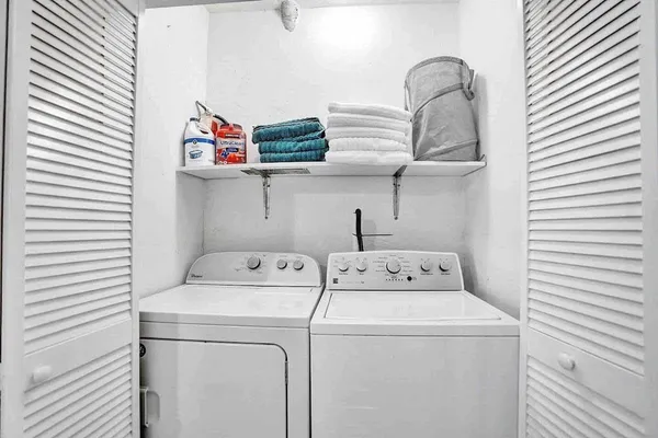 $6,400 | 326 Walnut Street, Hollywood, FL 33019