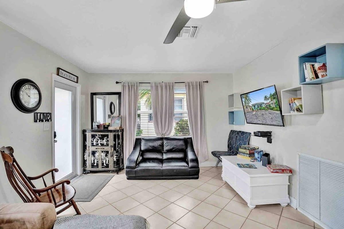 326 Walnut Street Hollywood, FL 33019 - Photo 2 of 18 Photo 2