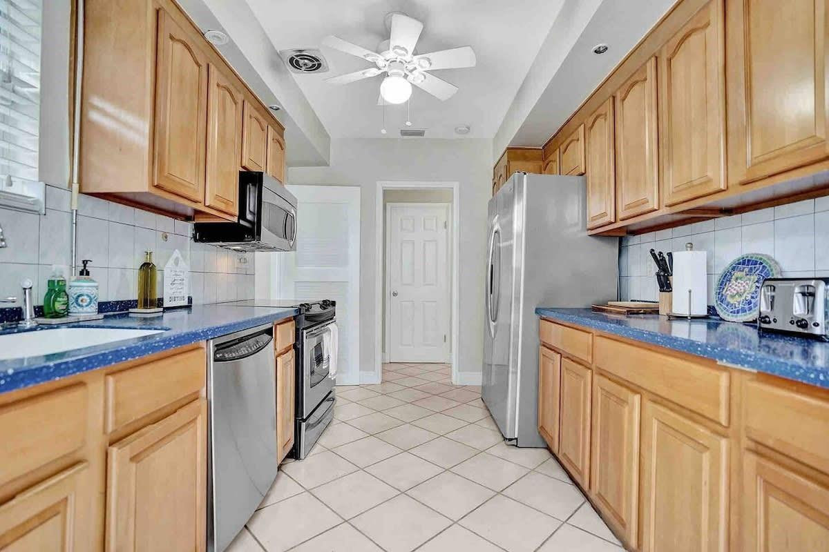 326 Walnut Street Hollywood, FL 33019 - Photo 7 of 18 Photo 7