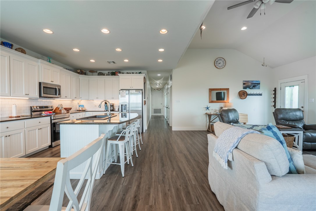 109 Copano Cove Road Rockport, TX 78382 - Photo 10 of 32
