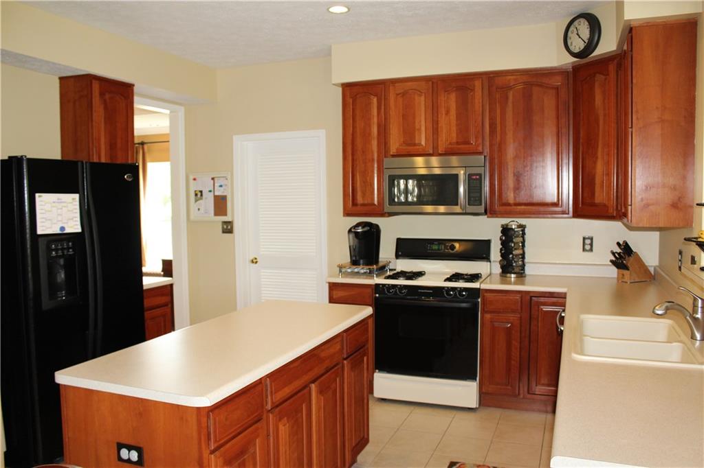 253 Field Club Circle McKees Rocks, PA 15136 - Photo 8 of 25