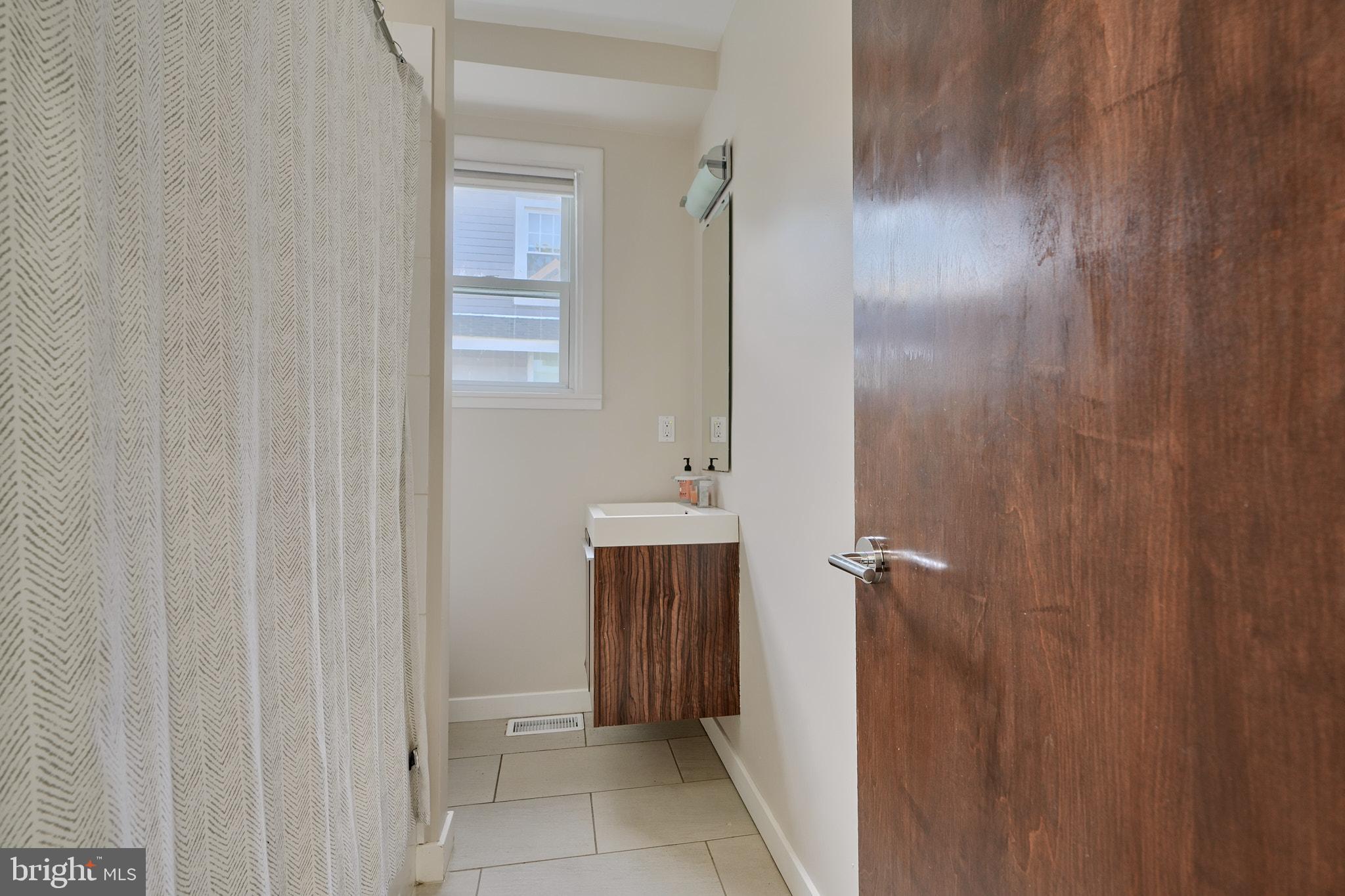 606 Murdock Road Baltimore, MD 21212 - Photo 28 of 60 Main Level Primary Bath