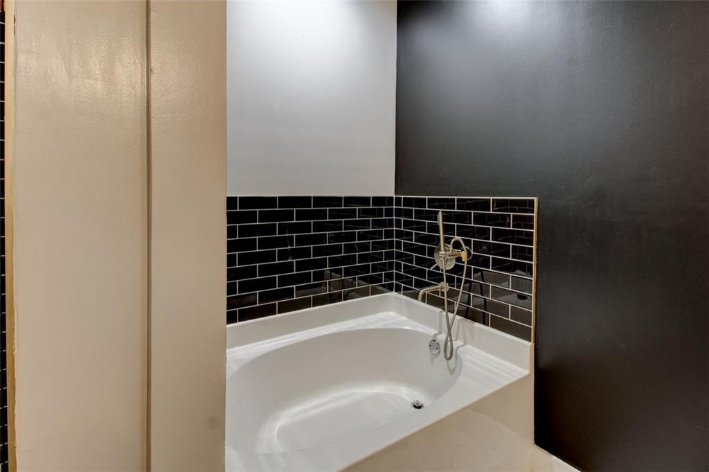 870 Mayson Turner Road Northwest, Unit 1102 Atlanta, GA 30314 - Photo 18 of 27 a bathroom with a bathtub