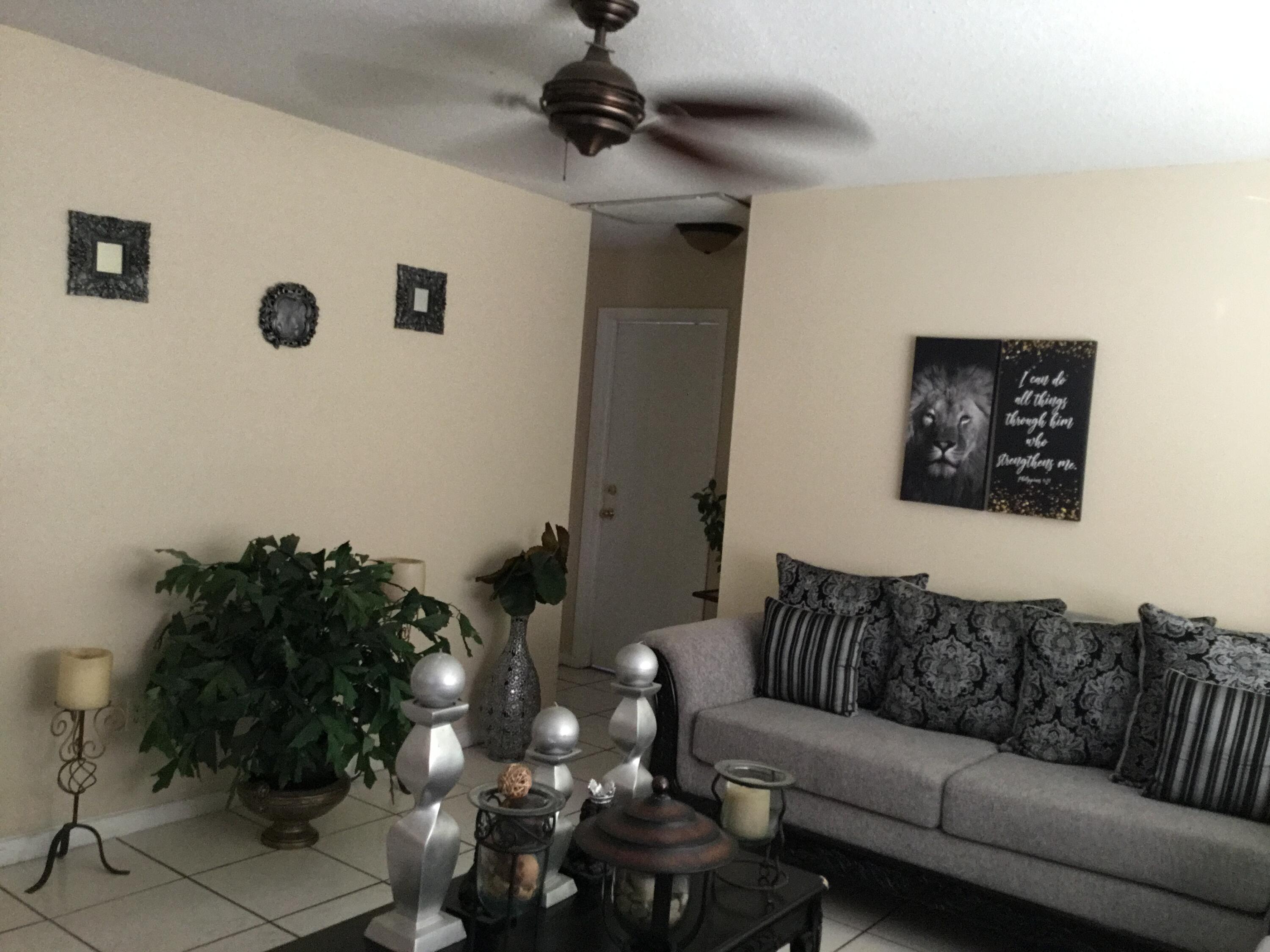 600 West 36th Street Riviera Beach, FL 33404 - Photo 4 of 9 Living room