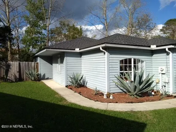 a view of a house with backyard