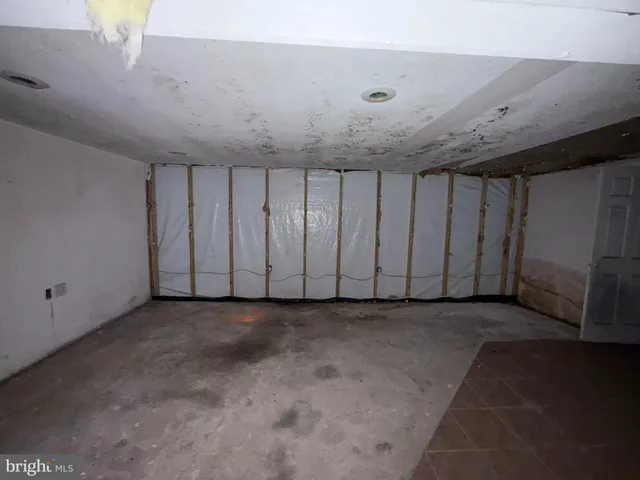 a view of an empty room with wooden roof