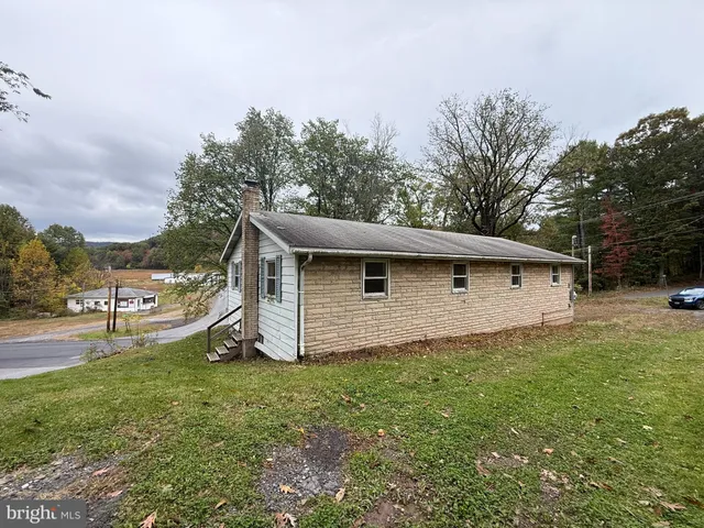 a view of a house with a yard